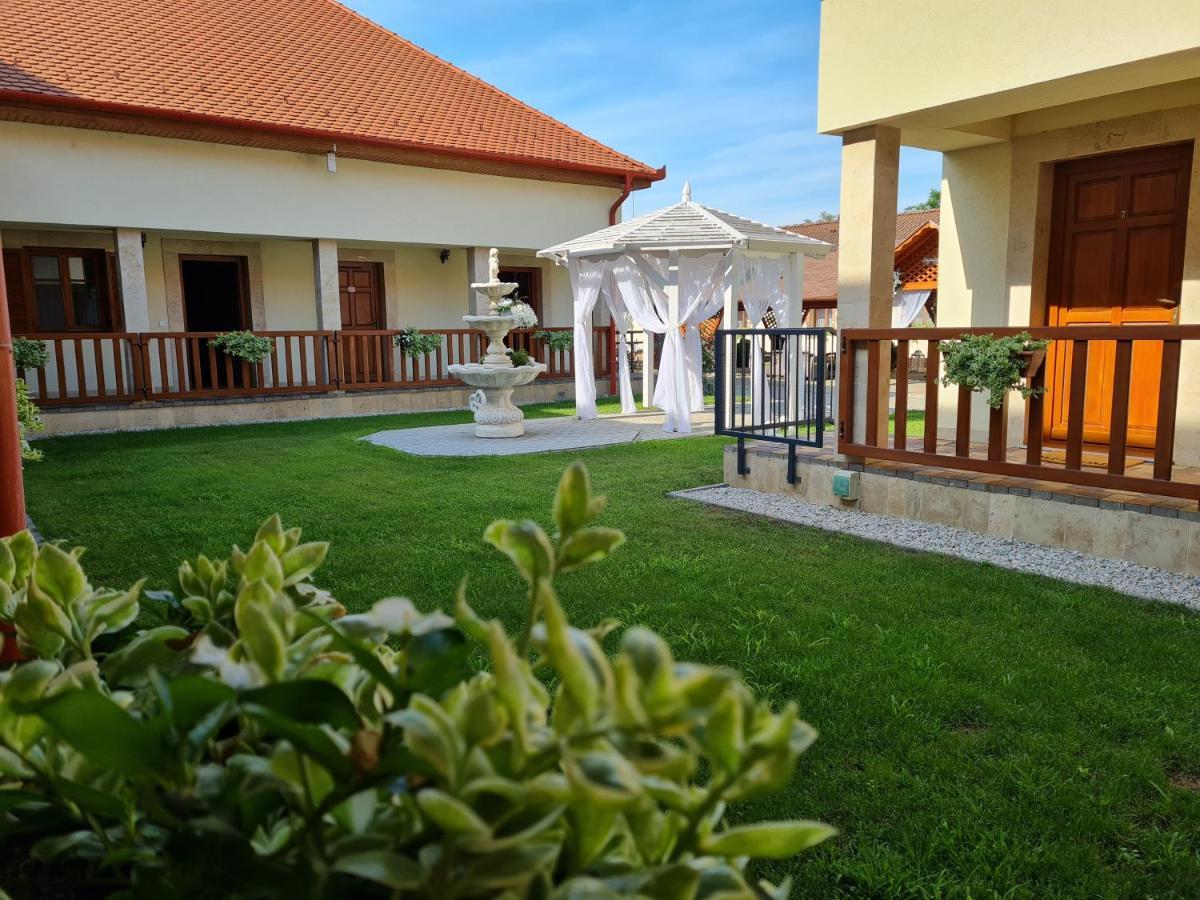 Toroes Panzio Bed & Breakfast Szabolcs Exterior foto